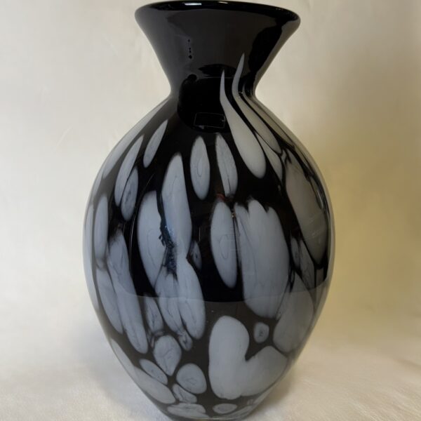 Towle Art Glass Vase Black&White Beauty - Pick Up Only