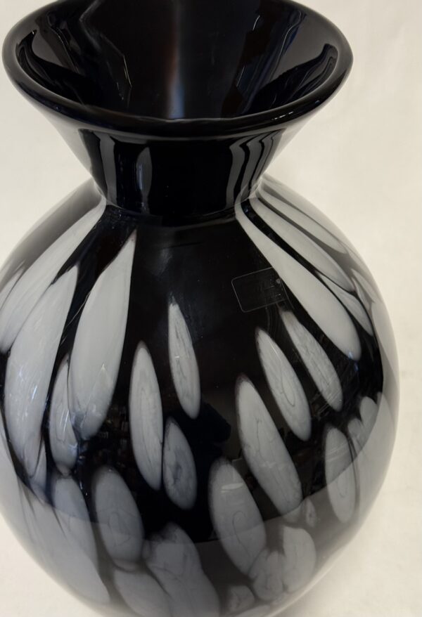 Towle Art Glass Vase Black&White Beauty - Pick Up Only - Image 6
