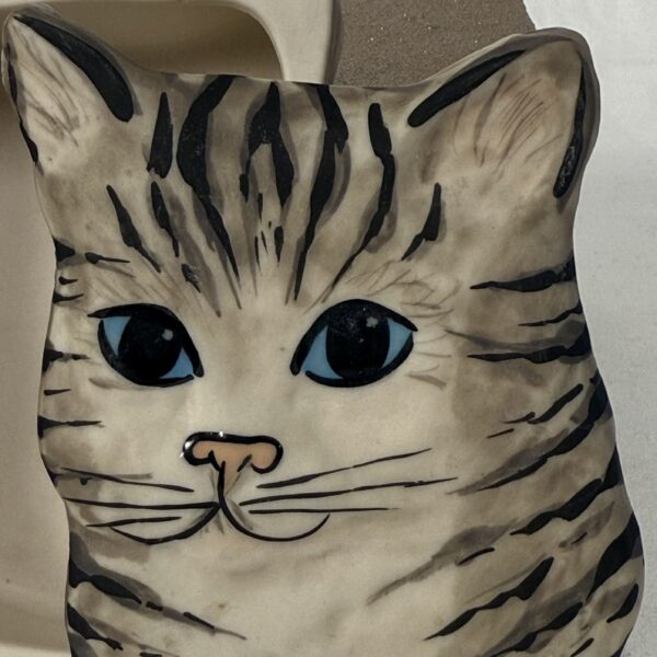 Blue-eyed kitty trinket box